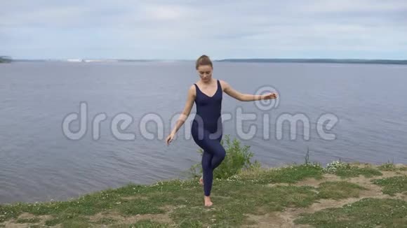 古典瑜伽姿势的漂亮女孩精力集中视频的预览图
