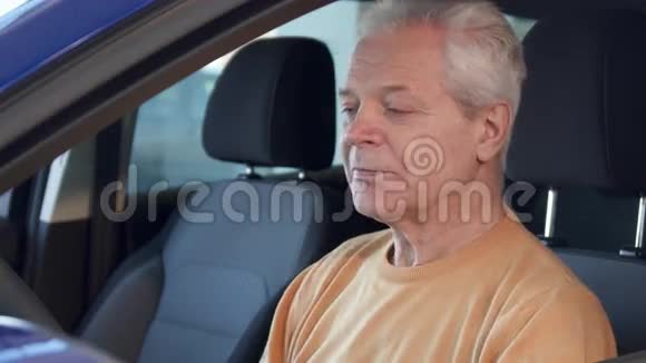 老人透过窗户看车钥匙视频的预览图