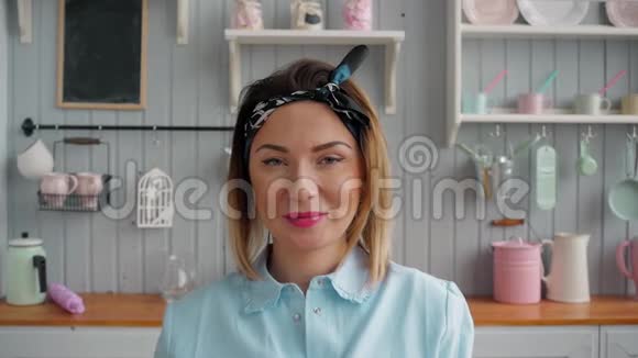 厨房里一个年轻女人的肖像正在准备早餐AMD微笑着靠近视频的预览图