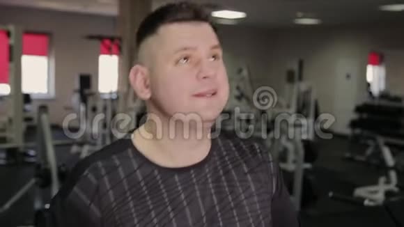 胖子在健身房跑步机上锻炼视频的预览图