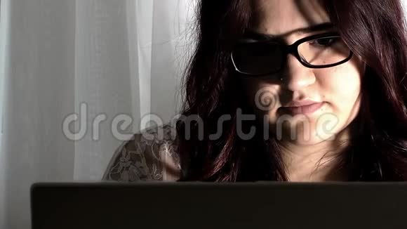 与笔记本电脑教育项目合作的少女视频的预览图