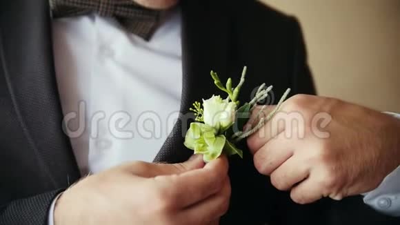 新郎穿着婚礼礼服视频的预览图