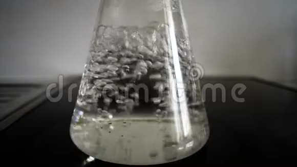 化学烧瓶与沸水视频的预览图