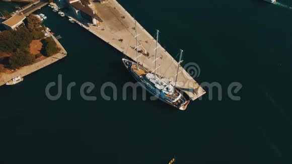 一艘大型游艇矗立在黑山科托湾的码头上空中镜头视频的预览图