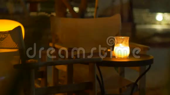 夜间室外餐厅桌视频的预览图
