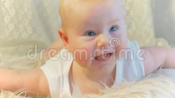 笑的婴儿趴在肚子上视频的预览图