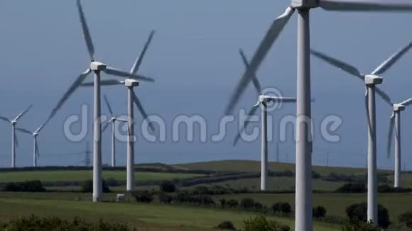 4K风轮机绿篱在农民田野蓝天夏日英国视频的预览图