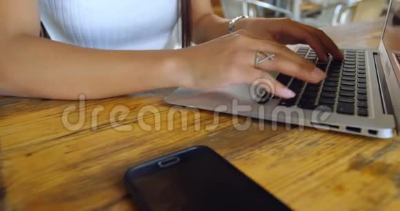 4k餐厅使用笔记本电脑的少女视频的预览图