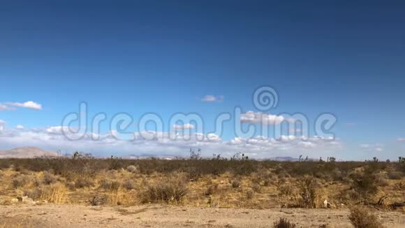 在美好的一天里有一个缓慢的潘沙漠景观视频的预览图