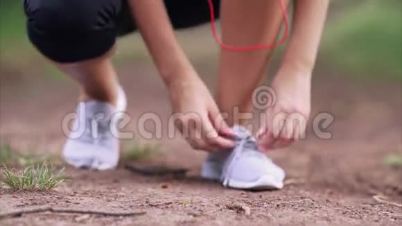 那个女孩系住运动鞋的鞋带视频的预览图