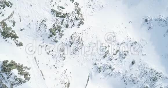 空中俯瞰冬季雪山登山滑雪者向上攀登雪覆盖视频的预览图