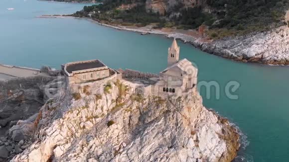 威尼斯港圣彼得教堂的鸟瞰图视频的预览图