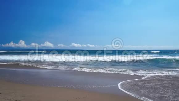 泡沫海洋波浪冲刷沙滩视频的预览图