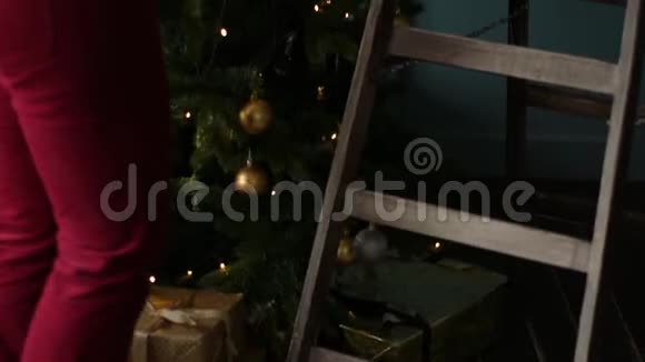 母亲和儿子快乐装饰圣诞树视频的预览图
