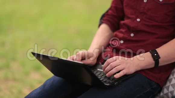在笔记本电脑户外工作的人视频的预览图