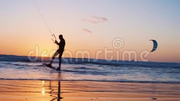 风筝冲浪者在海浪上航行马尔代夫慢动作视频的预览图