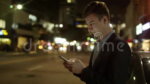 男人在街上通过手机发短信和聊天视频的预览图