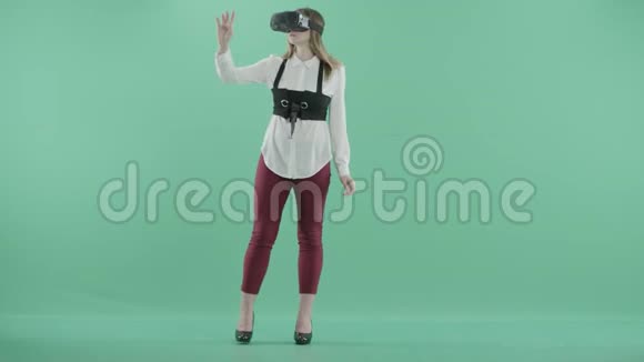 一个戴着虚拟现实眼镜的女人在工作视频的预览图