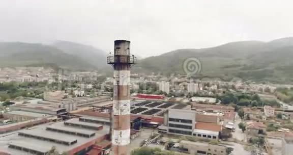 绕着老工厂烟囱转视频的预览图