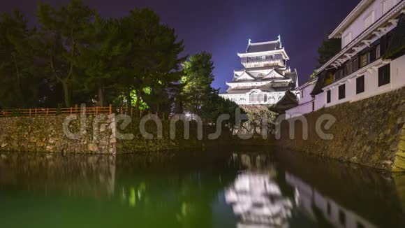 日本北九州夜晚的高村城堡视频的预览图