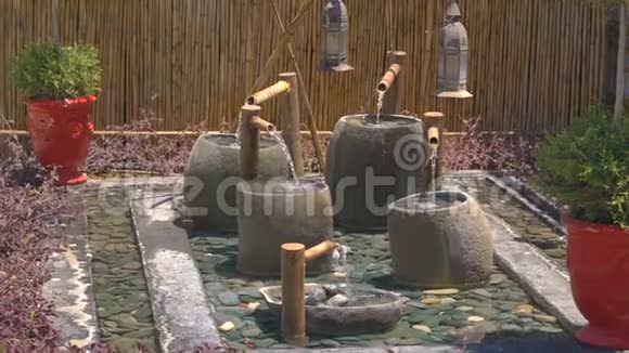 带有传统喷泉的亚洲小花园视频的预览图
