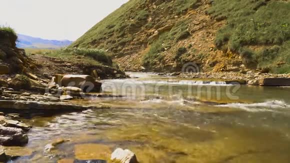 湍急的山河流过高加索山脉的高原山谷视频的预览图