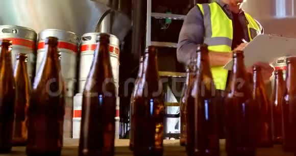 两个啤酒商检查啤酒瓶4K视频的预览图