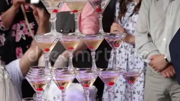 巧克力派对用香槟金字塔酒精配件大型宴会的节日餐桌设置4K视频的预览图