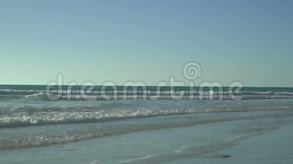 平静的大海带着小浪晴空万里波浪在沙子上荡漾美丽的海浪视频的预览图