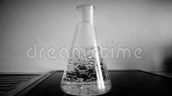 化学烧瓶与沸水视频的预览图