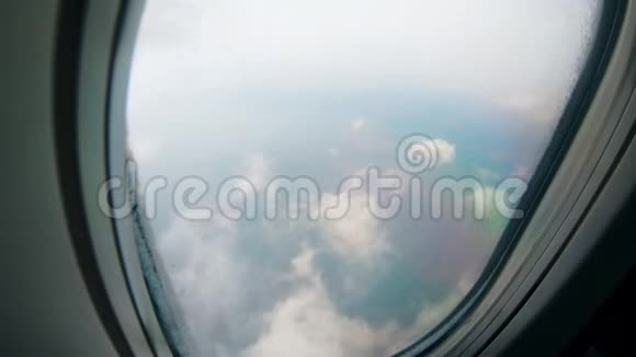 飞机窗口在飞行期间可以看到云层视频的预览图