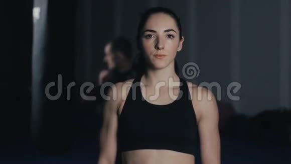 健身室一名拳击运动员的肖像视频的预览图