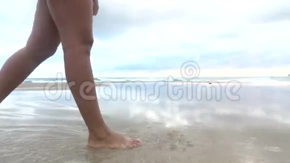 妇女在沙滩上行走的腿视频的预览图
