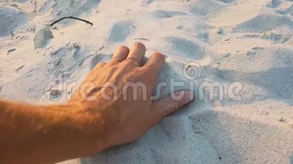 把人从手指间涌来的沙子关上慢动作视频的预览图