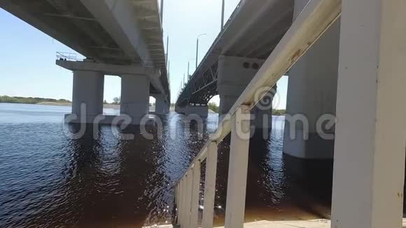 春天洪水下降到桥下的水视频的预览图