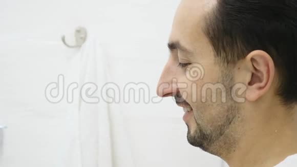 男人在面部皮肤皮肤和卫生上涂上剃须泡沫早晨仪式视频的预览图