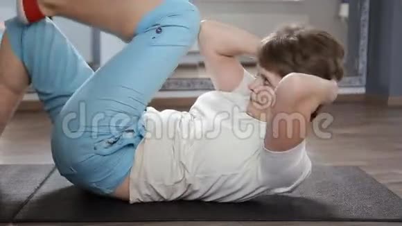 健康的老年妇女做仰卧起坐仰卧起坐运动锻炼视频的预览图