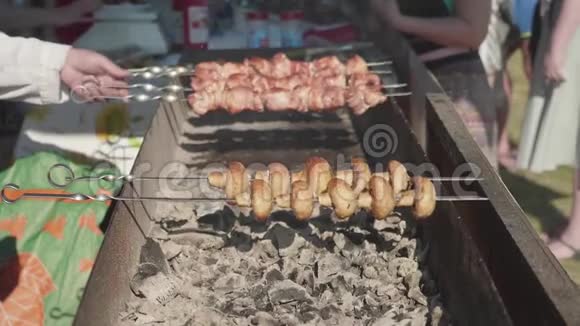 男人外面的木炭烤架上做猪肉和蘑菇视频的预览图