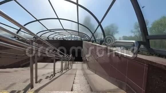 地下人行横道无障碍环境金属栏杆视频的预览图