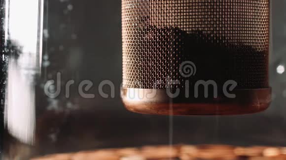 用玻璃透明茶壶冲泡凉茶的过程视频的预览图