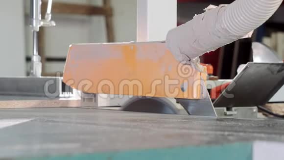 在格式切割机上锯切刨花板的过程圆片板的切割家具制造视频的预览图