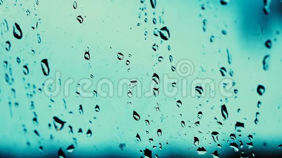 雨水滴在窗口与老式工艺色调视频的预览图