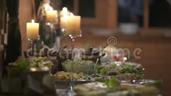 婚礼上满是肉的桌子视频的预览图