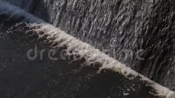 半圆形水坝中的瀑布视频的预览图