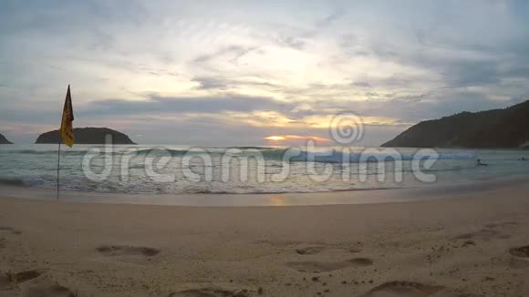 年轻的运动员双手漫步在泰国普吉岛的沙滩上戈普罗自拍高清慢动作视频的预览图