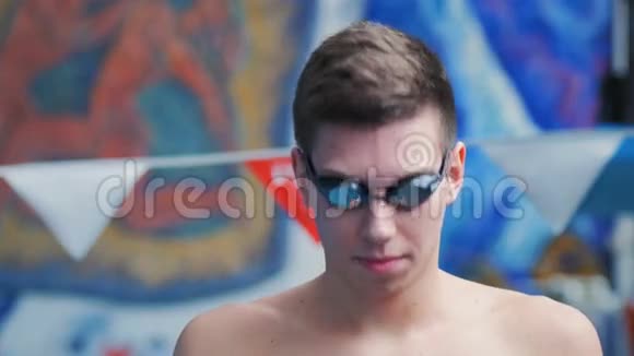 男子游泳者戴游泳帽视频的预览图