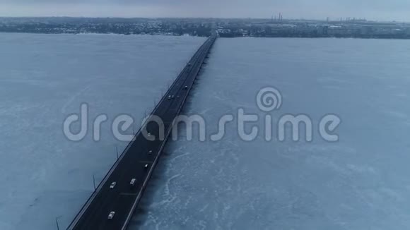 无人机向冰冻的德尼普罗河射击这是一座桥上有交通乌克兰视频的预览图
