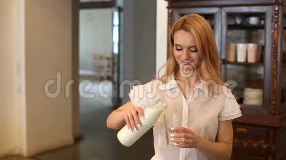 女人倒牛奶喝视频的预览图