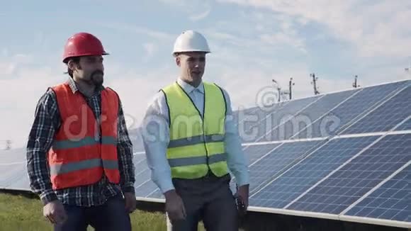太阳能板维修工在外视频的预览图