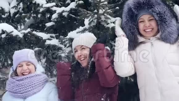 快乐的美丽女孩在公园散步时玩着扔雪球视频的预览图